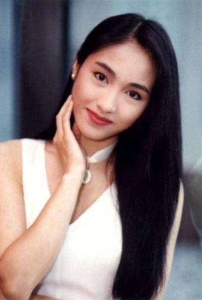 41岁黎姿是女强人之外，还是一个好妈妈，不时被拍到陪三个宝贝女