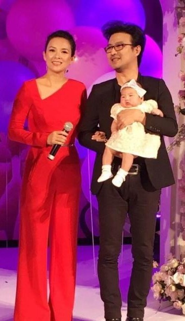 网友拍到章子怡汪峰与女儿，现身香港迪士尼，一家三口其乐融融
