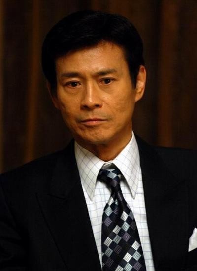 70岁郑少秋陪太太官晶华：逛街看电影，品尝美食聊天，恩爱十足