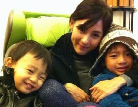 张柏芝社交网站晒出最新生活照：她带着俩儿子上学前一起吃早饭