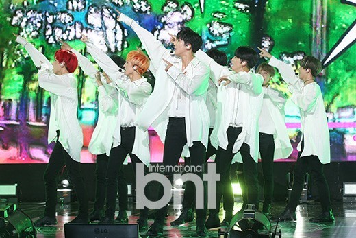 SF9 举行了新专辑《Knights of the Sun》发售SHOWCASE
