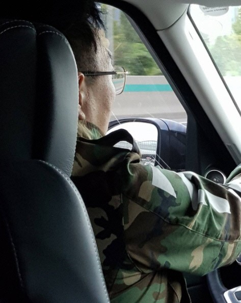 朴明洙为经纪人韩景浩驾车  众人点赞“明洙大叔就是讲义气”