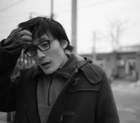 作家河小西微博爆料：青年作家、导演胡迁(胡波)上吊自杀！
