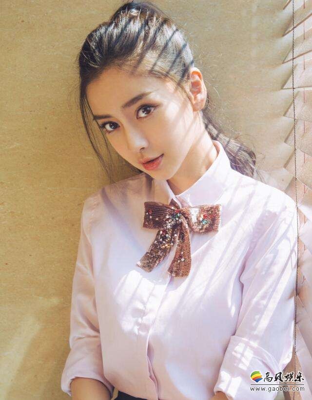Angelababy晒自拍美照：Baby脸上贴了银色小星星，头上的手抢镜