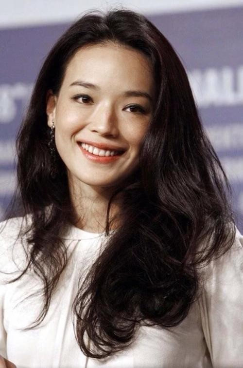 舒淇晒出与张震女儿源宝玩耍照片：两个人亲密无间，十分有爱