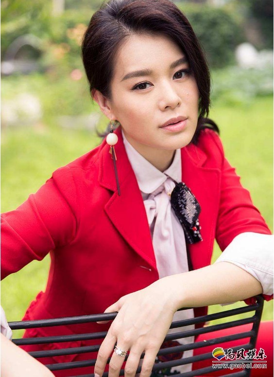 胡杏儿微博报喜：小宝宝双手在中间，被爸妈的手围成的爱心圈住
