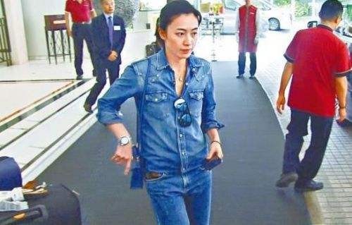 大腹便便的甘比，同妈妈现身铜锣湾希慎广场，陪伴一对子女购物