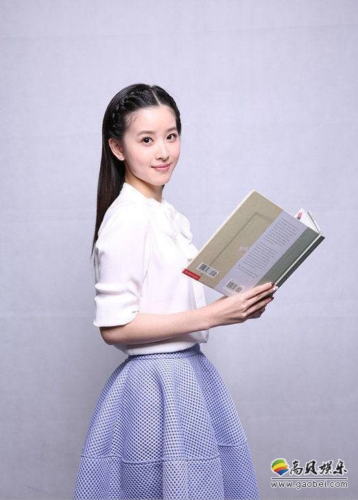 奶茶妹妹(章泽天)出席某时尚活动，笑容甜美可人，气质清新淡雅