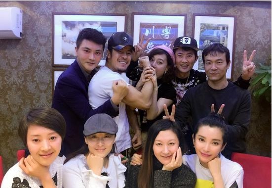 李冰冰与老同学聚会：微博晒图刷屏，同窗好友再相聚，情比金坚