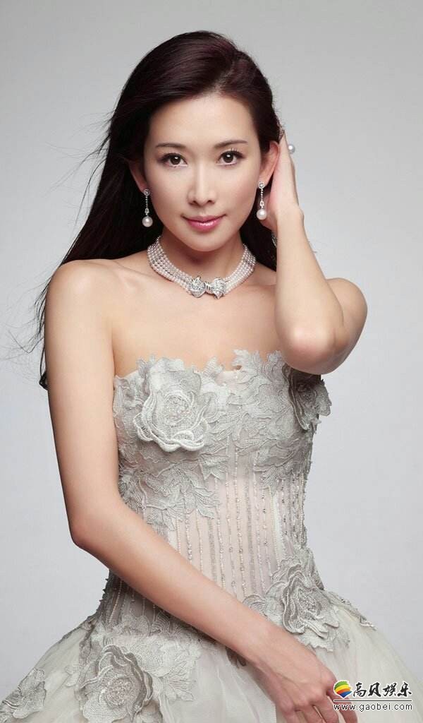林志玲微博晒出与沈腾、马丽合影：志玲细直长腿，笑容温柔迷人