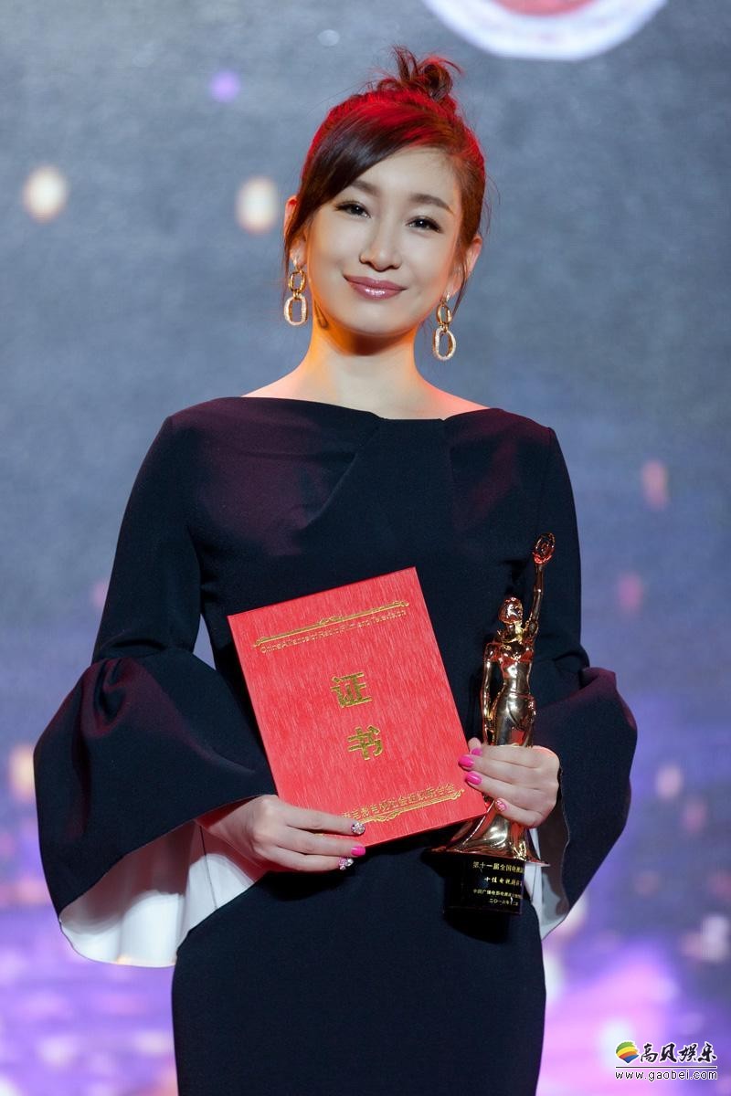 秦海璐给人印象就是落落大方，举止得体；五官精致，岁月静好