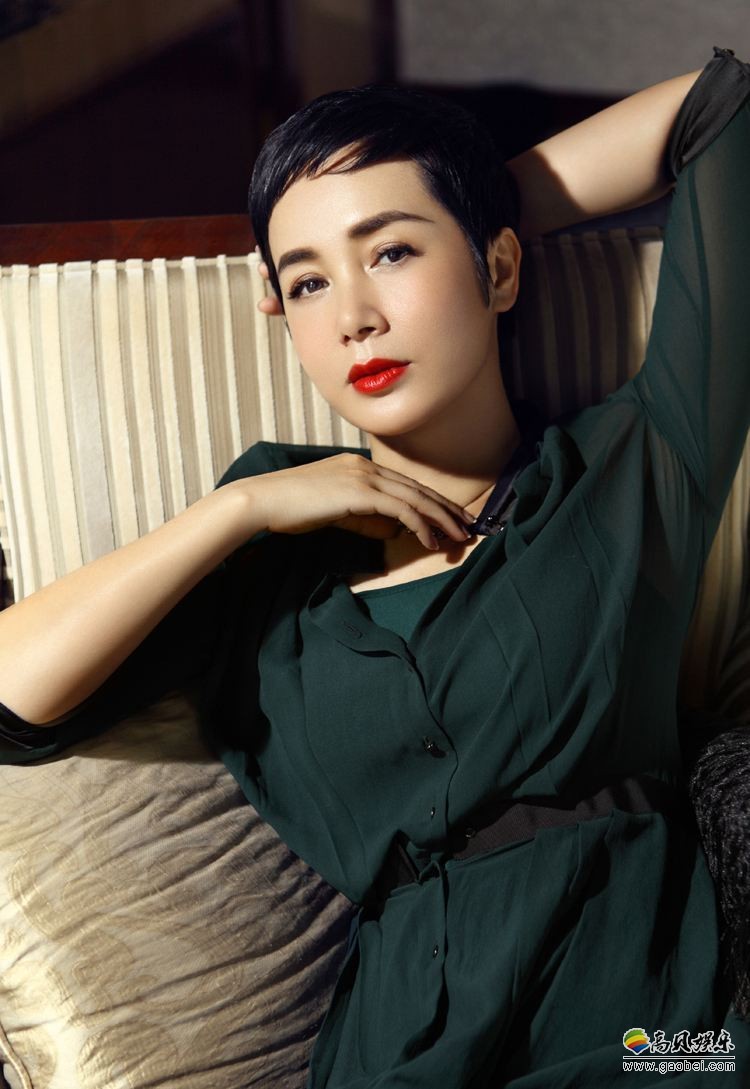 蒋雯丽亮相乌镇木心美术馆，短发干练十足，专心看展聆听解读