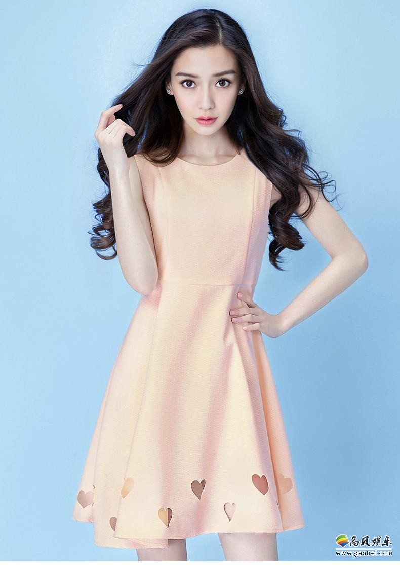 网友在上海K11购物艺术中心，偶遇到Angelababy(杨颖)一家人