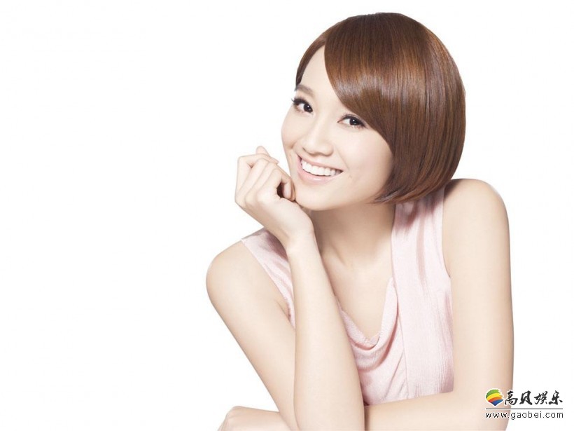 升级当妈的朱丹，晒出女儿侧面照：低头欲亲吻，散发着浓浓母爱