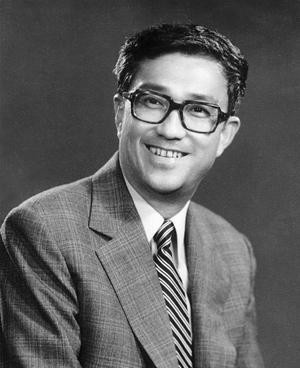 赵薇晒出和恩师谢晋旧照，并纪念恩师去世9周年，表达感恩之情