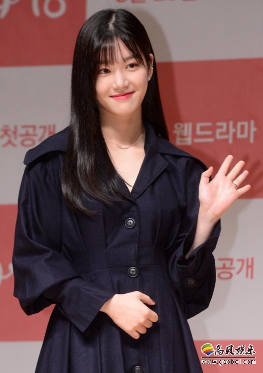 李侑菲扎实的演技又兼具唱功与明星潜质  与935娱乐签订合约