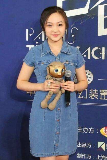 同学晒出林妙可课堂照片：上课学习很认真，积极回答老师的提问