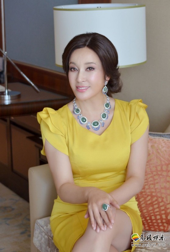 刘晓庆微博晒出游玩美照：笑容灿烂与同母异父妹妹刘晓红拍照