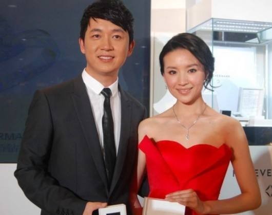 董洁宣传新片接受采访：被问到另一半时，董洁回应“顺其自然”