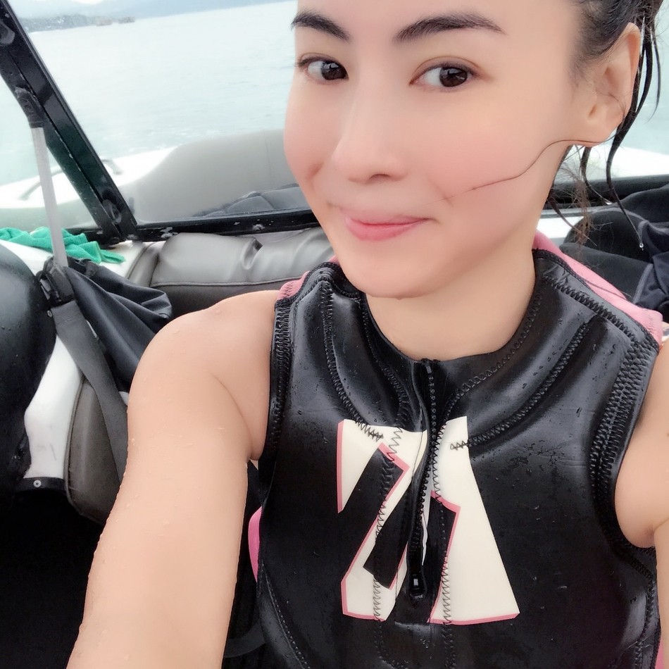 张柏芝晒出最新日常美照早上乘坐游艇出海做运动活力满满
