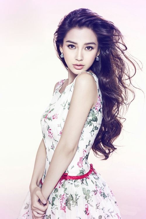 网友与Angelababy搭同一航班飞机,拍下她拥着儿子坐着模样 网友与Angelababy搭同一航班飞机,拍下她拥着儿子坐着模样
