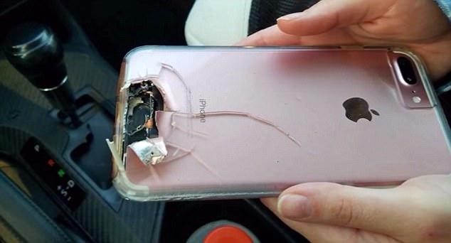 美国拉斯维加斯枪击案:女子因苹果iPhone 7 Plus挡住子弹幸存 美国拉斯维加斯枪击案:女子因苹果iPhone 7 Plus挡住子弹幸存