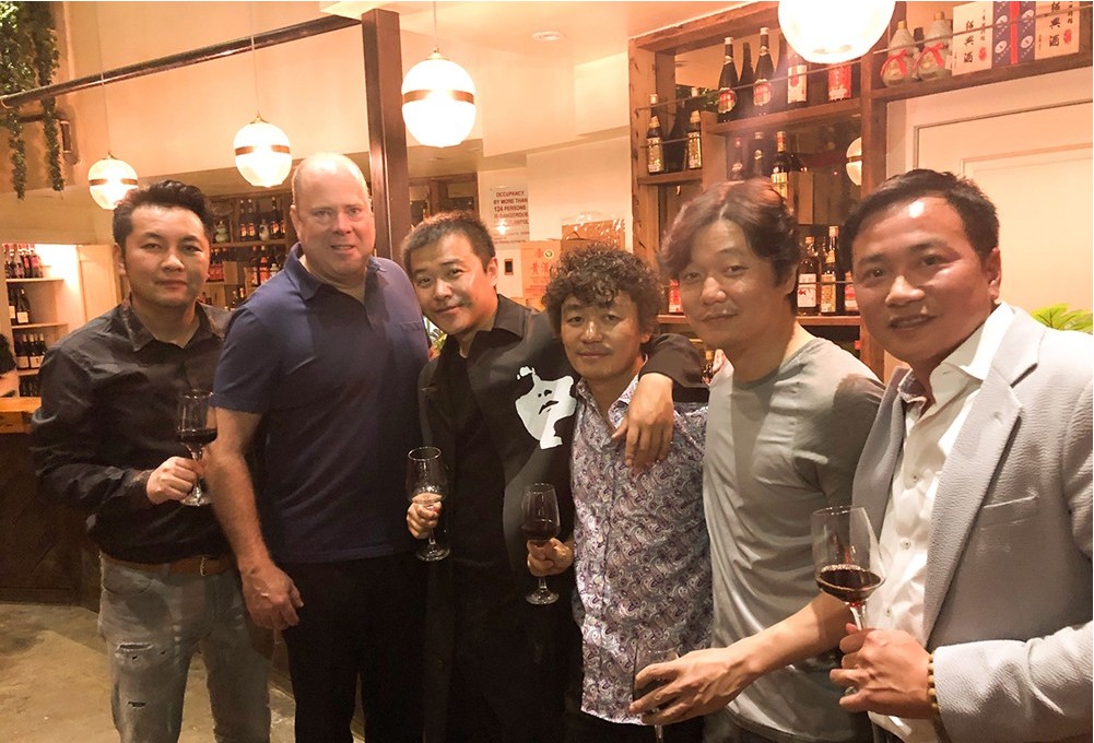 唐探2纽约杀青成龙亲临剧组探班与众主创聚餐合影