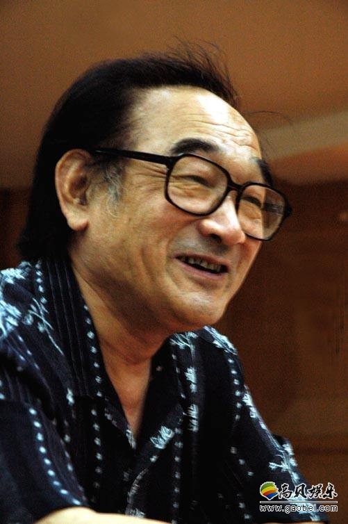 严顺开追悼会在上海龙华殡仪馆举行，现场庄严肃穆，影迷默默守候