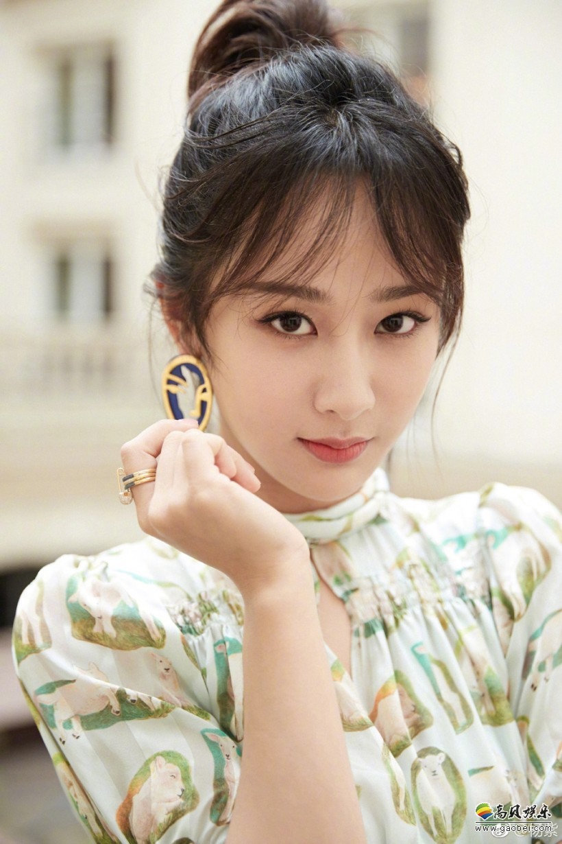 杨紫微博晒出美照：梳着丸子头，薄荷长裙清新，又不失优雅成熟