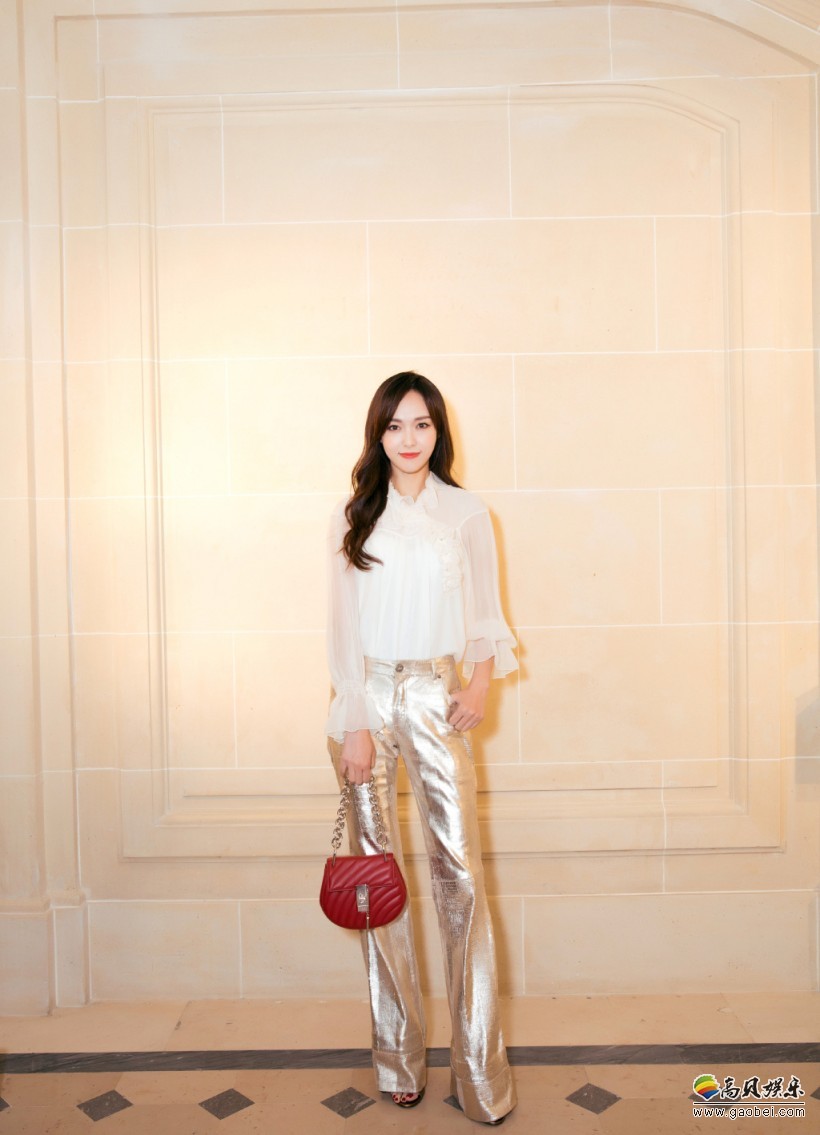 唐嫣出席2018春夏巴黎时装周：复古喇叭裤，时髦简约，干练有型