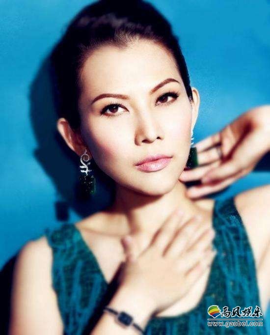 蔡少芬微博晒打球照片：身材纤细，头发迎风飞舞，看着非常青春