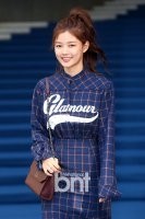 金裕贞出席2018 S/S首尔时装周活动  延续清新少女风