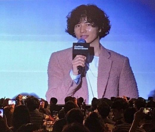 元斌逾两年未在荧光幕前亮相 一头Q毛卷发盖住耳朵造型相差甚大 元斌逾两年未在荧光幕前亮相 一头Q毛卷发盖住耳朵造型相差甚大