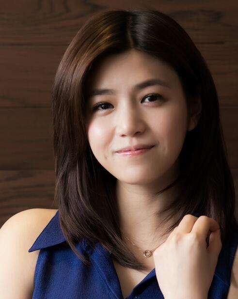 陈妍希清纯自拍：齐耳短发，皮肤白皙，嘟嘴卖萌，尽显可爱