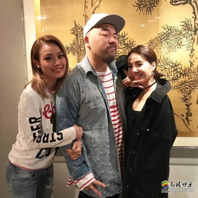 蔡依林晒出好友庆生照：与容祖儿两人挽着朋友合影，颜值抢镜