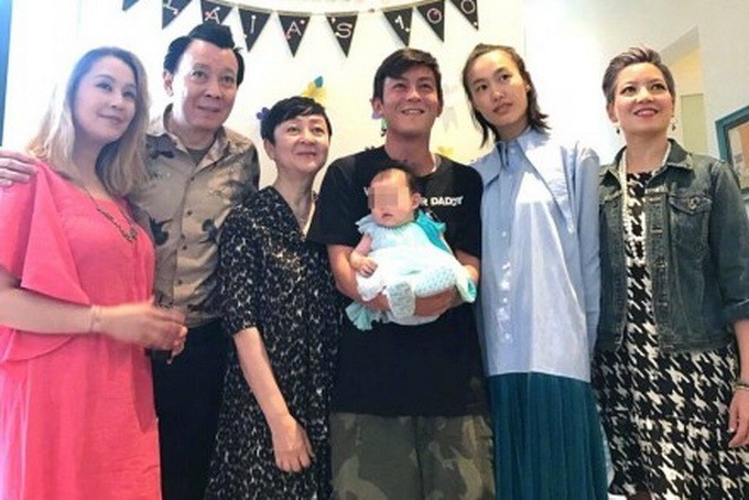 陈冠希晒出与妻子和孩子合影：一家三口首次在同一张照片