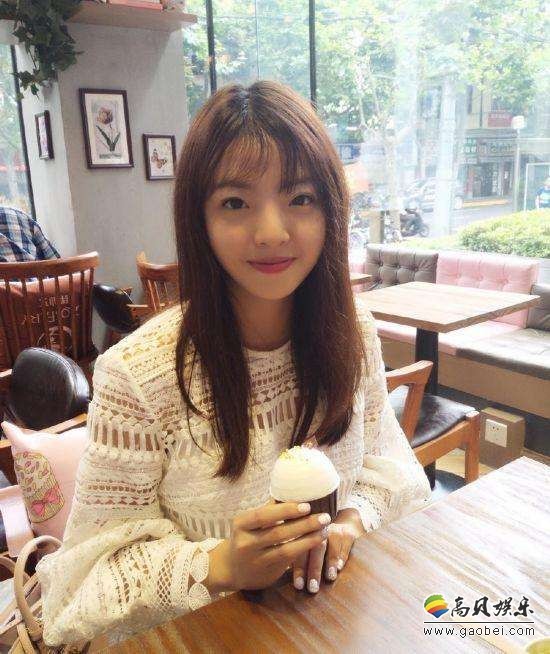 日前,王中磊爱女王文也在微博晒出一组美照,曾经肉肉脸的王文也也变成