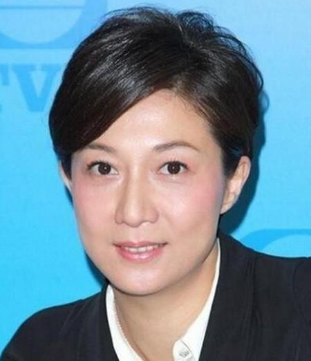 吴绮莉微博晒出自拍照：背对着镜子，秀发及腰，皮肤白皙