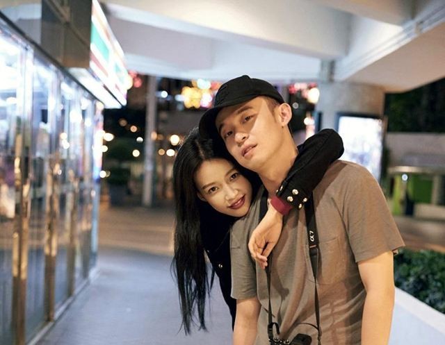 网友三里屯偶遇董子健和孙怡：女方身材很苗条，长腿纤细笔直