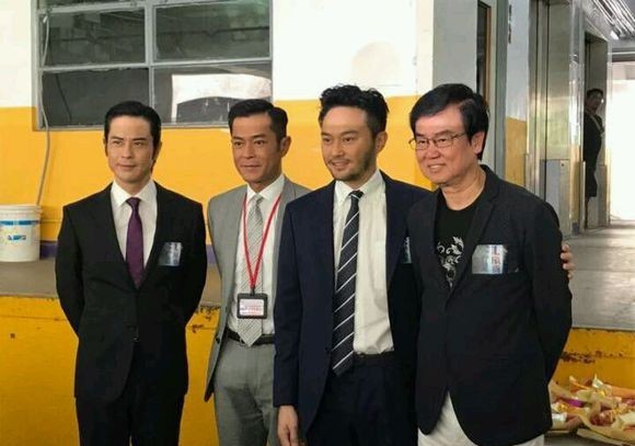 《反贪风暴3》古天乐、黄百鸣及众演员游艇切蛋糕，开红酒庆祝