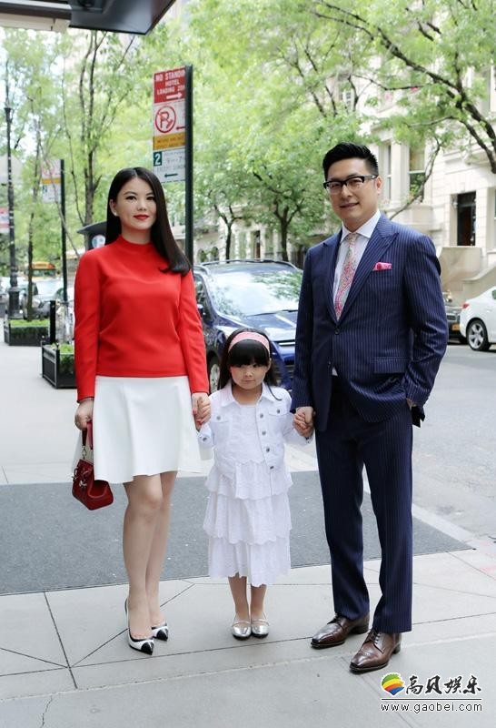 网友偶遇李湘王岳伦一家：Angela特别可爱小姑娘，和小伙伴打闹