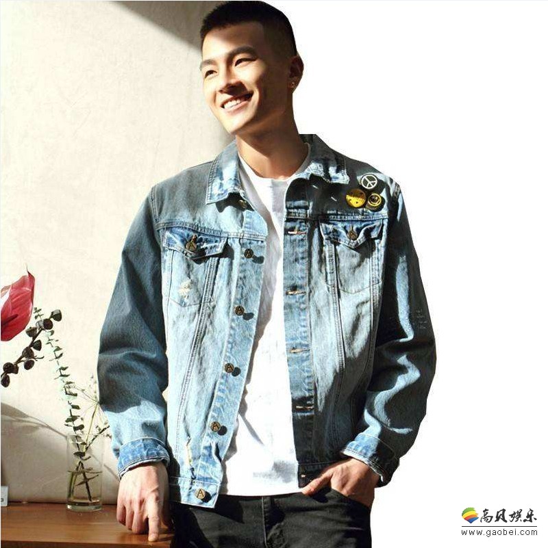 欧豪参加某品牌活动：与学生和粉丝热情互动，展现男儿本色