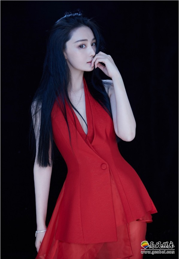 张馨予高清时尚大片：乌黑秀发，温婉碧玉，红衣炫彩夺目