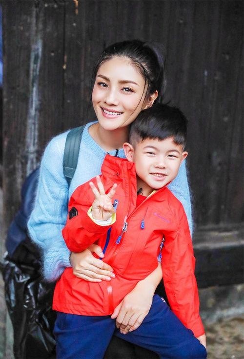 胡可晒出儿子安吉照片：头戴发卡，对镜卖萌，像个小女孩