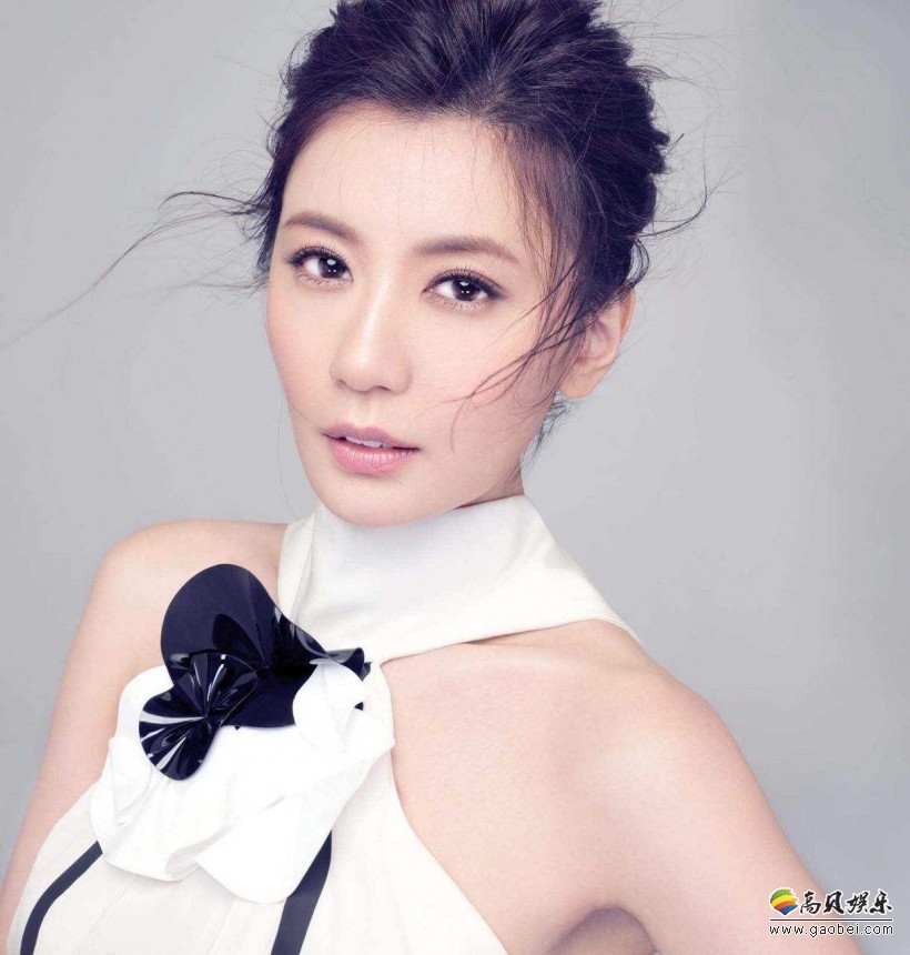 贾静雯晒出日常照：坐在长椅享受阳光，老公身边变身小女人