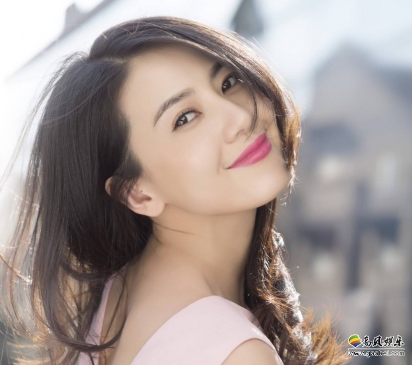 工作室微博晒出高圆圆美照：浅笑妩媚，婀娜多姿，魅力性感