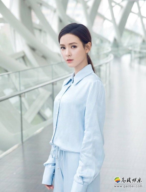 王思聪前女友张予曦：身穿白裙亮相某时尚活动，尽显纯洁优雅