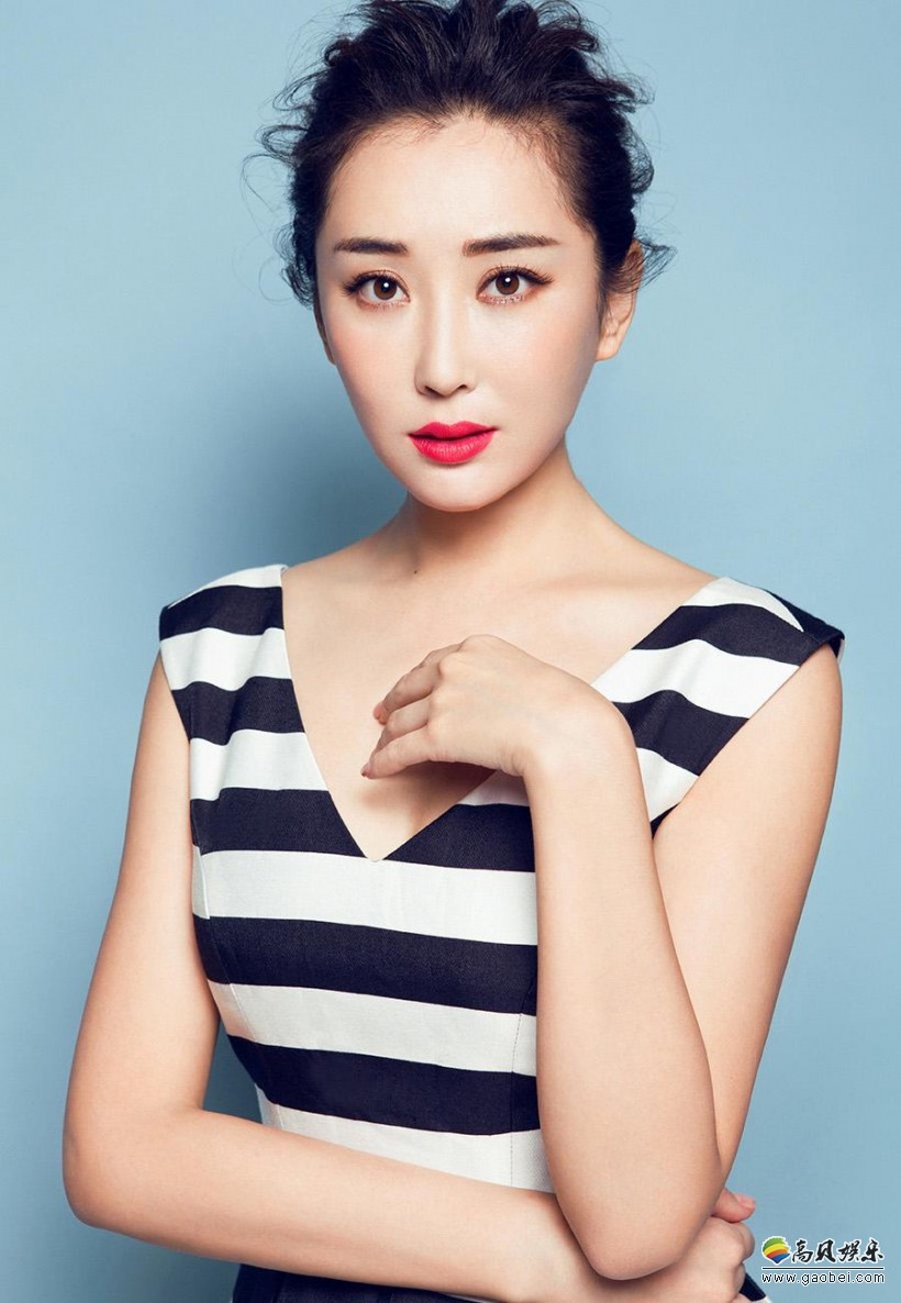 杜若溪海边写真曝光：尽显优雅气质，性感身材惹眼！