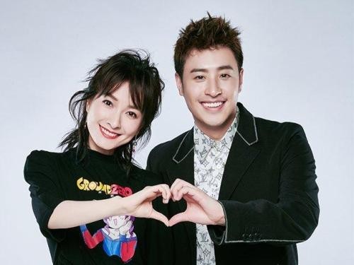 《快乐大本营》曝光潘玮柏剧照：牵手吴昕合唱歌曲，超甜蜜！