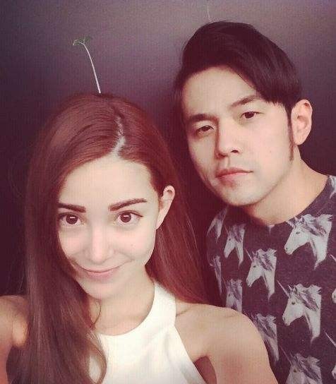 昆凌晒出与周杰伦，落日海港背靠背照片，看上去十分甜蜜